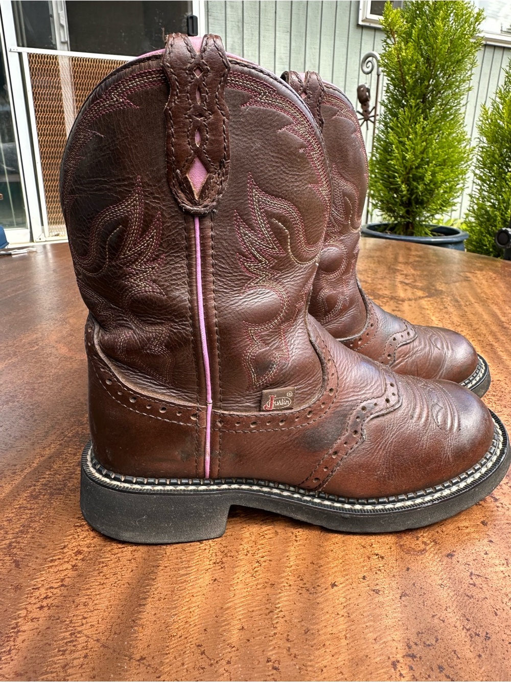 Great for barn or outdoors. Comfortable Justin Gypsy Cowgirl Boots size: 6